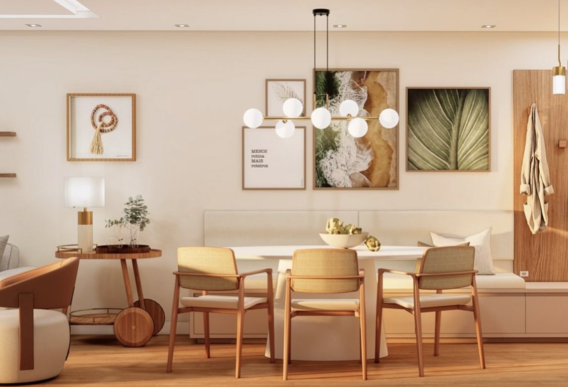 Sala de jantar com banco estofado, cadeiras de madeira e lustre de globos